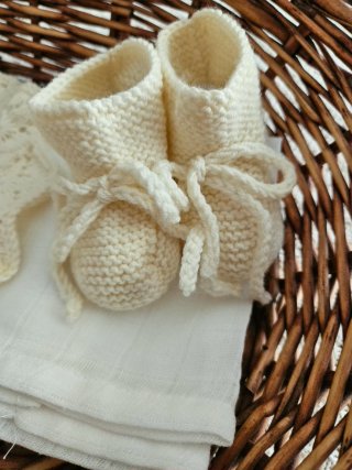 Conjunto punto bebé: gorro, patucos y babero