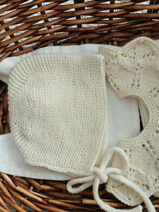 Conjunto punto bebé: gorro, patucos y babero