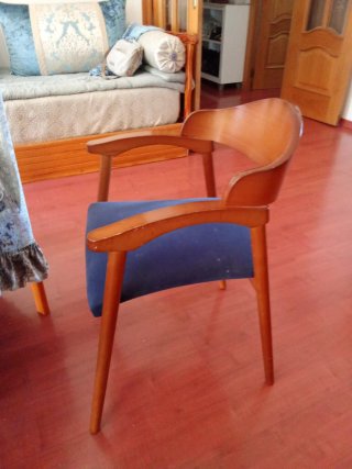 Silla vintage de madera con reposabrazos