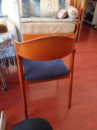 Silla vintage de madera con reposabrazos