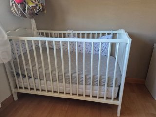 Cuna de madera blanca para bebé