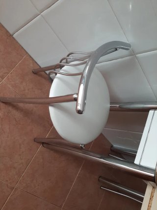 Mesa de cocina y 2 sillas