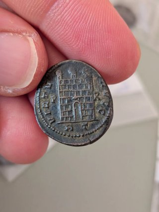 Moneda Romana Constancio II Porta Campamento
