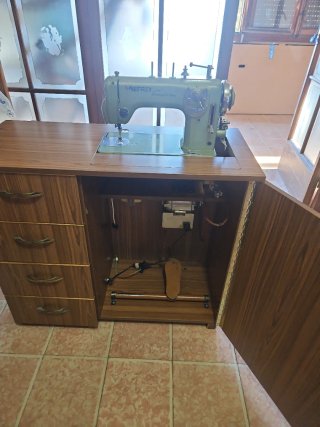 Máquina de coser Refrey con mueble