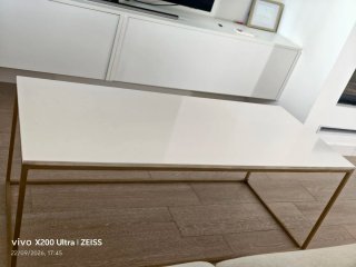 Mesa de centro blanca y dorada