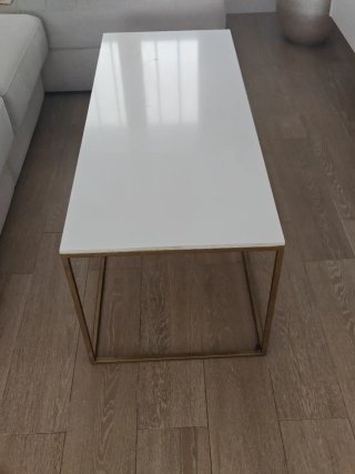 Mesa de centro blanca y dorada