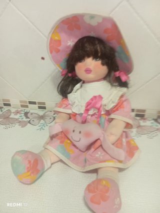 Muñeca de trapo con vestido y sombrero