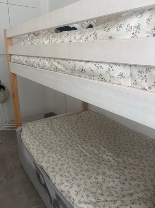 Litera de madera nueva sin uso