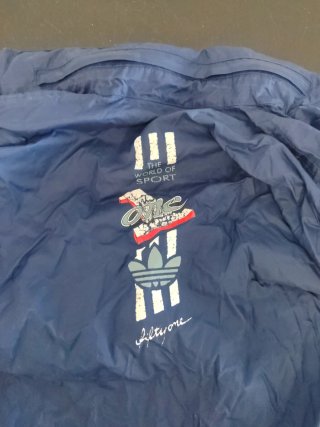 Chubasquero Adidas niño azul talla 140..