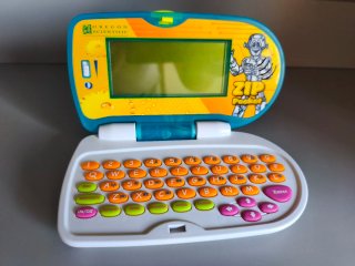 Pequeño ordenador infantil