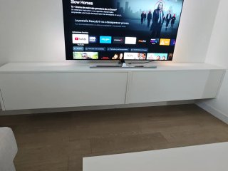 Mesa de TV suspendida blanca