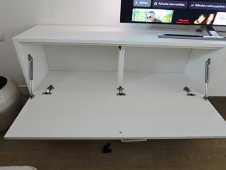 Mesa de TV suspendida blanca