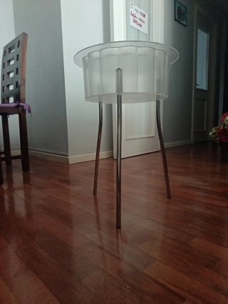 Mesa auxiliar transparente y plateada