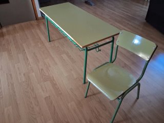 Pupitre escolar mesa doble con silla y cajonera.