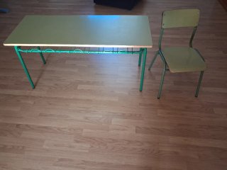 Pupitre escolar mesa doble con silla y cajonera.