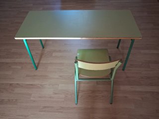Pupitre escolar mesa doble con silla y cajonera.