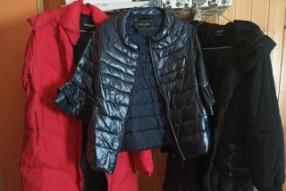 Lote 3 Abrigos Desigual: rojo, azul, negro