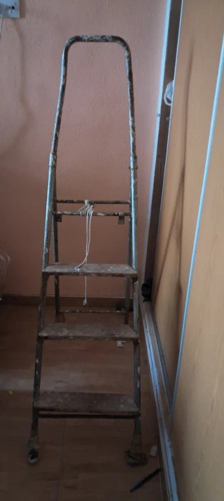 Escalera metálica plegable