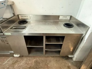 Mesa de acero inoxidable con cubos
