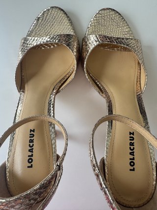 Sandalia dorada Lola Cruz