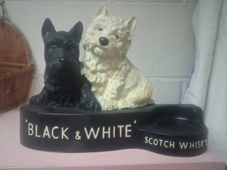 Figura Publicitaria Black & White Scotch Whisky