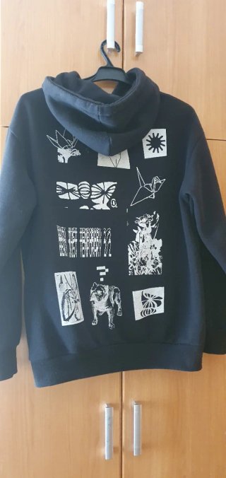 Sudadera Negra con Estampado
