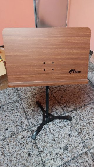 Atril de madera Tigger
