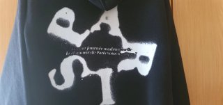 Sudadera negra con texto francés