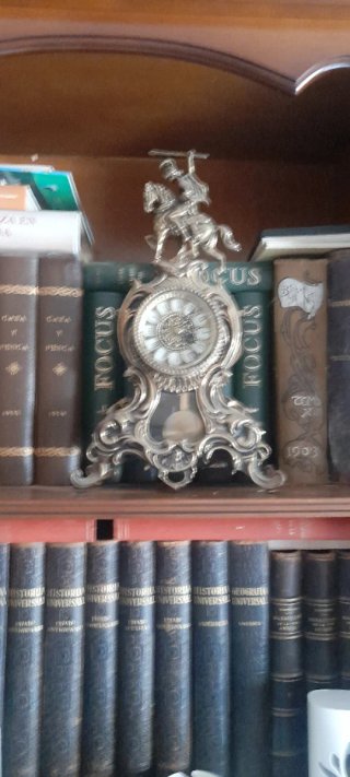 Reloj de mesa antiguo con figura ecuestre