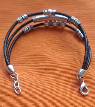 Pulsera de Cuero Negro y Zamak Plata