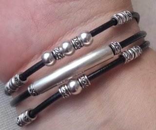 Pulsera de Cuero Negro y Zamak Plata