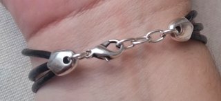 Pulsera de Cuero Negro y Zamak Plata