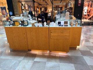 Stand de Madera con Vitrinas de Cristal
