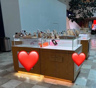 Stand de Madera con Vitrinas de Cristal