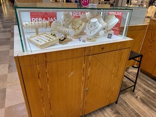 Stand de Madera con Vitrinas de Cristal