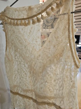 Top de encaje beige con volantes