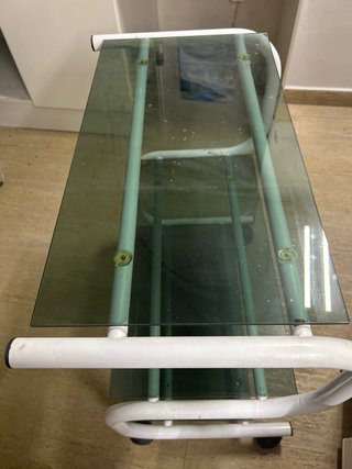 Mesa Auxiliar con Ruedas y 3 Baldas de Cristal