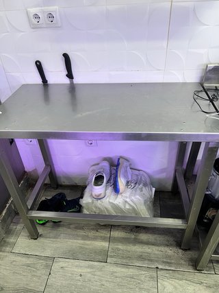 Nevera expositora y mesas de acero inoxidable
