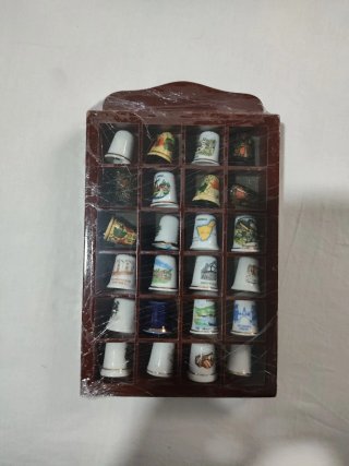 Colección de 180 Dedales con Expositores