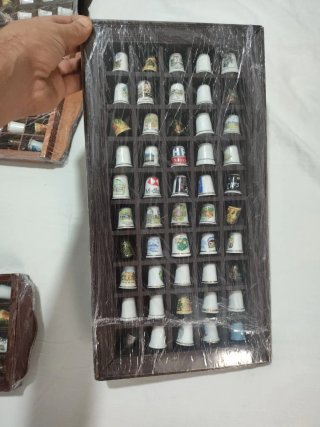 Colección de 180 Dedales con Expositores