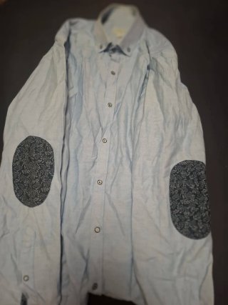 Camisa Azul con Coderas Estampadas