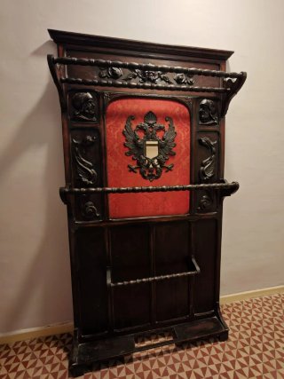 Perchero antiguo madera tallada y tela roja