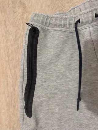 Pantalón Corto Nike Tech Fleece Gris