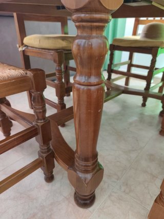 Mesa Extensible de Madera y 5 Sillas de Enea