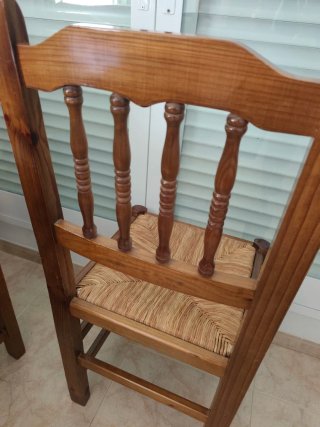 Mesa Extensible de Madera y 5 Sillas de Enea