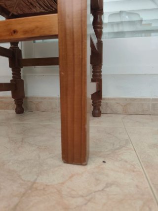 Mesa Extensible de Madera y 5 Sillas de Enea