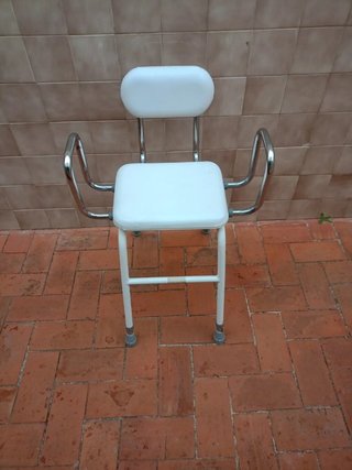 Silla de ducha con brazos y respaldo