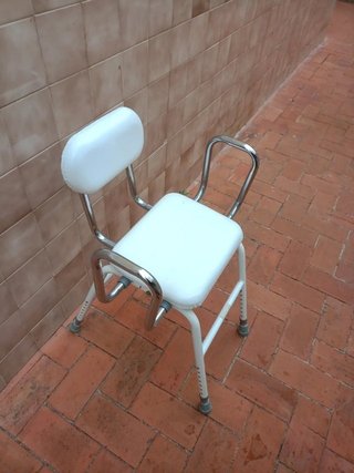 Silla de ducha con brazos y respaldo