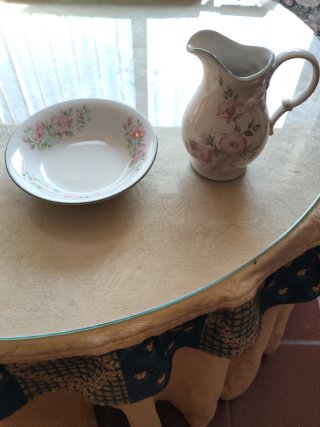 Plato y Jarra Vintage con Motivos Florales