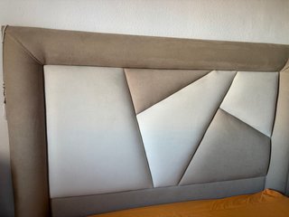 Cabecero de tela y polipiel beige y marrón